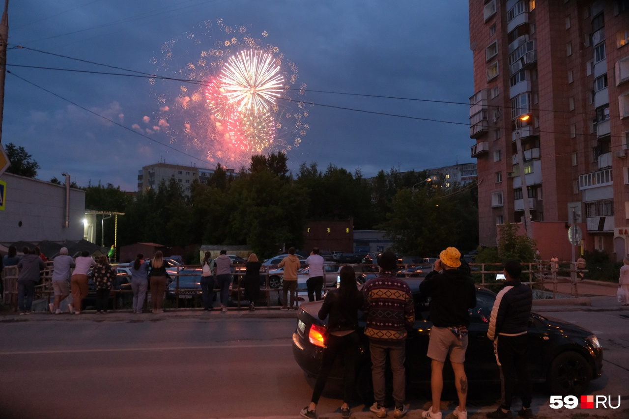 Некоторые парковали машины, чтобы посмотреть салют Некоторые парковали машины, чтобы посмотреть салют
