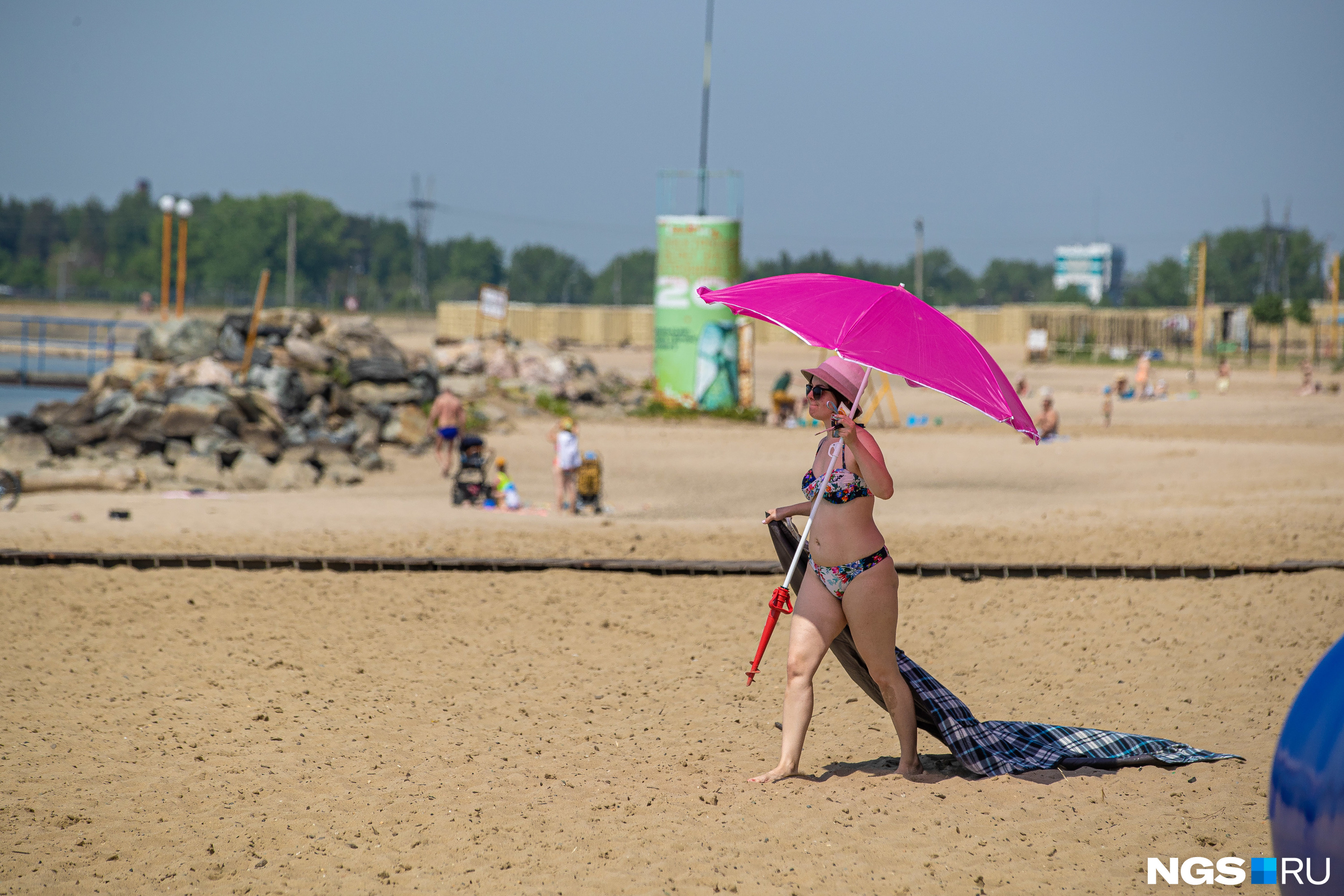 Яркий пляжный зонт, покрывало и шляпка — всё, что нужно для идеального отдыха
