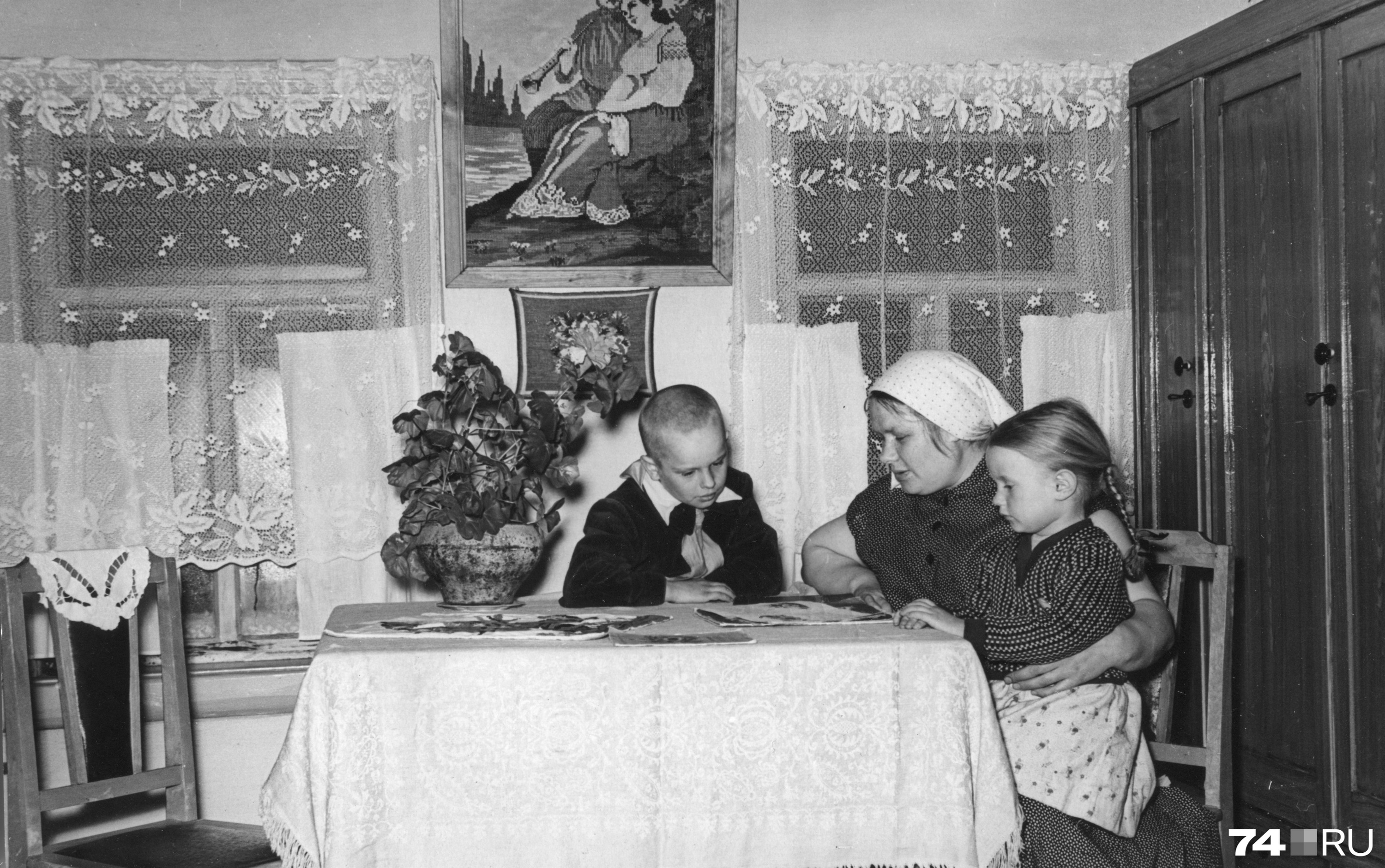 Шторки на окнах, красивая скатерть и накидки на стулья. Хозяйка в этом доме явно была умелицей Шторки на окнах, красивая скатерть и накидки на стулья. Хозяйка в этом доме явно была умелицей