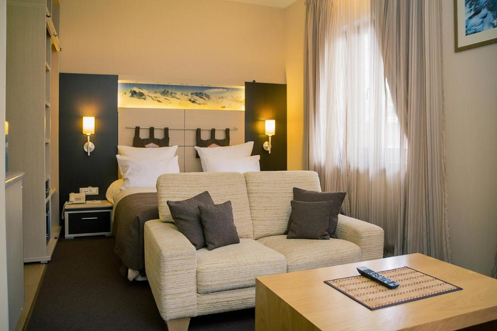 <a href="https://www.booking.com/hotel/ru/alpen-club.ru.html?aid=357027&label=yan104jc-1DCAsowgFCCmFscGVuLWNsdWJIIVgDaMIBiAEBmAEhuAEGyAEV2AED6AEB-AECiAIBqAIDuAKz3YCHBsACAdICJDc5YTIwZmU0LTk0YzktNDRhMy1hZDUxLWM0NDdkM2FmYjFkOdgCBOACAQ&sid=06e12e4bf21a6b339cc1409c813017cf&all_sr_blocks=35648101_298205475_0_0_0&checkin=2021-07-24&checkout=2021-07-31&dest_id=-3001849&dest_type=city&group_adults=2&group_children=0&hapos=1&highlighted_blocks=35648101_298205475_0_0_0&hpos=1&no_rooms=1&sr_order=popularity&sr_pri_blocks=35648101_298205475_0_0_0__2690000&srepoch=1625305054&srpvid=df1343ae8df5017f&ucfs=1&from=searchresults;highlight_room=#_" class="_ io-leave-page" target="_blank">Апартаменты за <nobr class="_">26 900</nobr> рублей</a> на двоих с 24 по 31 июля <a href="https://www.booking.com/hotel/ru/alpen-club.ru.html?aid=357027&label=yan104jc-1DCAsowgFCCmFscGVuLWNsdWJIIVgDaMIBiAEBmAEhuAEGyAEV2AED6AEB-AECiAIBqAIDuAKz3YCHBsACAdICJDc5YTIwZmU0LTk0YzktNDRhMy1hZDUxLWM0NDdkM2FmYjFkOdgCBOACAQ&sid=06e12e4bf21a6b339cc1409c813017cf&all_sr_blocks=35648101_298205475_0_0_0&checkin=2021-07-24&checkout=2021-07-31&dest_id=-3001849&dest_type=city&group_adults=2&group_children=0&hapos=1&highlighted_blocks=35648101_298205475_0_0_0&hpos=1&no_rooms=1&sr_order=popularity&sr_pri_blocks=35648101_298205475_0_0_0__2690000&srepoch=1625305054&srpvid=df1343ae8df5017f&ucfs=1&from=searchresults;highlight_room=#_" class="_ io-leave-page" target="_blank">Апартаменты за <nobr class="_">26 900</nobr> рублей</a> на двоих с 24 по 31 июля