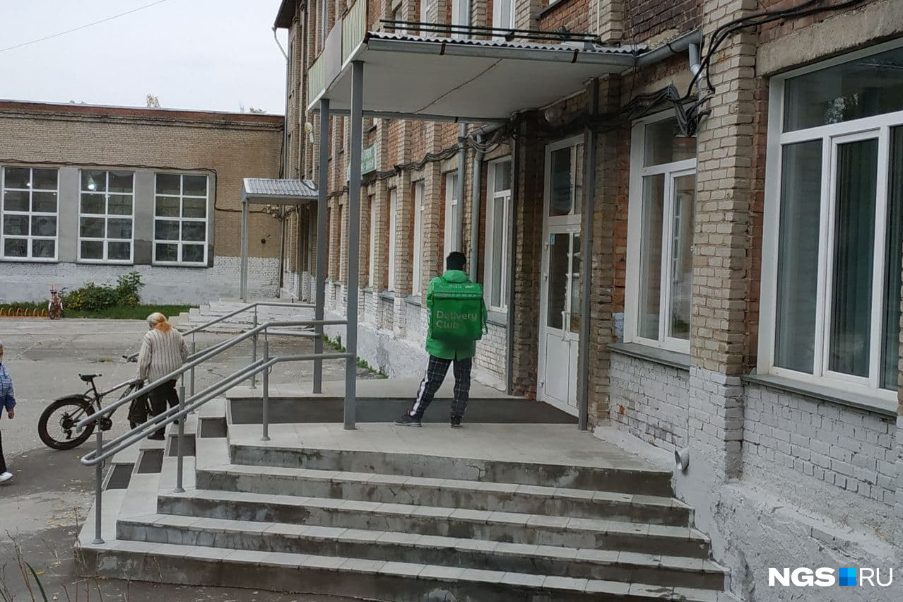 Сотрудникам одного из участков курьер принес еду. В этой школе находятся УИКи № 1551, 1552 и 1553, передает наш журналист Сотрудникам одного из участков курьер принес еду. В этой школе находятся УИКи № 1551, 1552 и 1553, передает наш журналист
