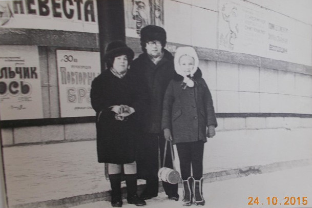 Борис Лихтенштейн работал в «Авроре» с открытия. Кадр из 1979 года — так выглядели афиши кинотеатра