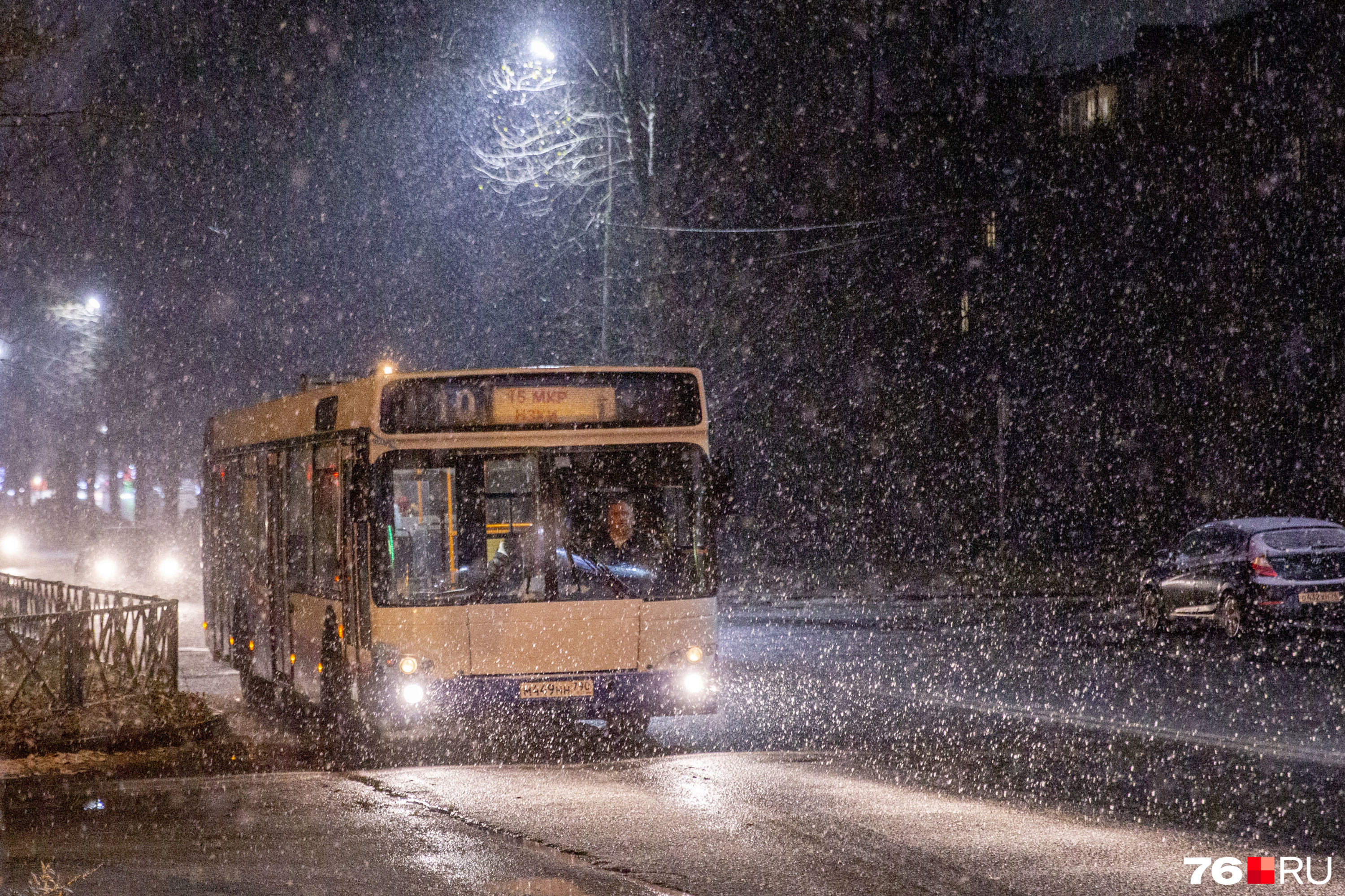 Автобус в снегу кажется игрушечным