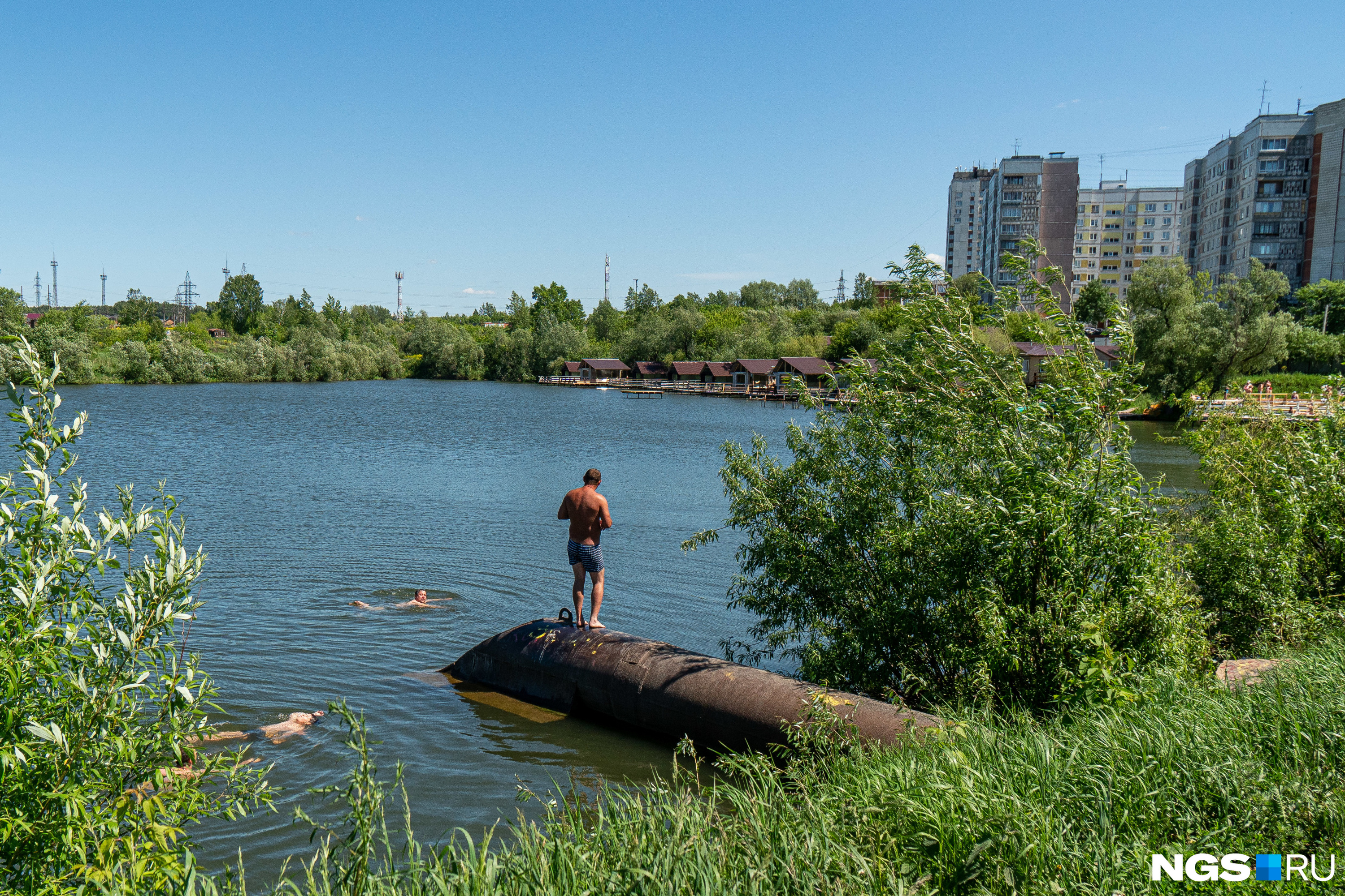 В воду прыгают прямо с трубы, в которую из озера прячется река В воду прыгают прямо с трубы, в которую из озера прячется река