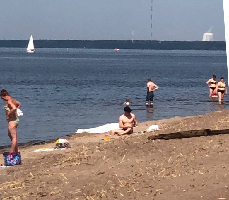 Петербург нашли. Купаться в Неве в Рыбацком. Пляж Неве ям. Утопленник в Неве сегодня в Санкт-Петербурге. Загорают в Москве.