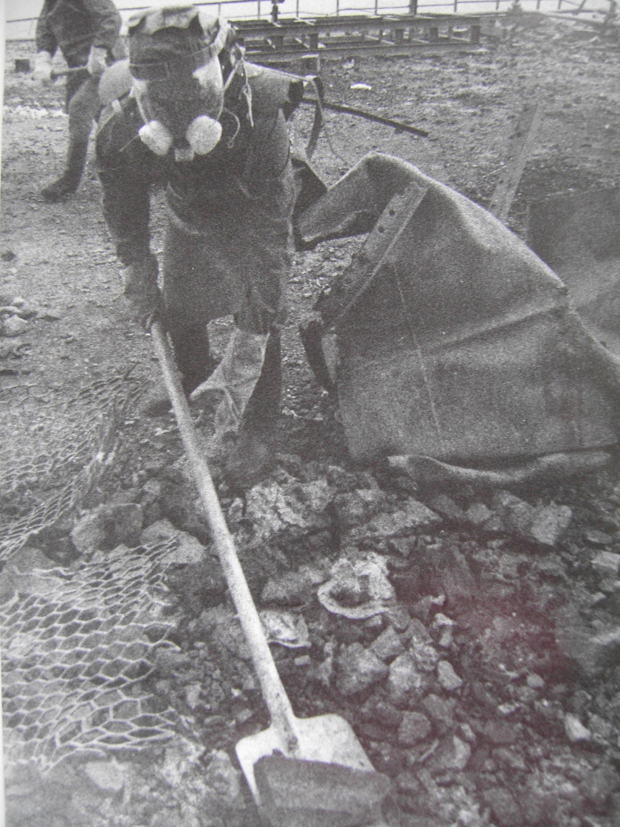 Радиоактивные осколки убирали в основном лопатами 