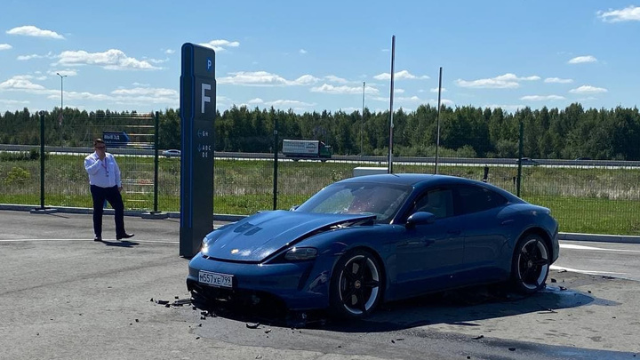 «Инновационное» ДТП: на парковке «Иннопрома» разбили электрокар Porsche