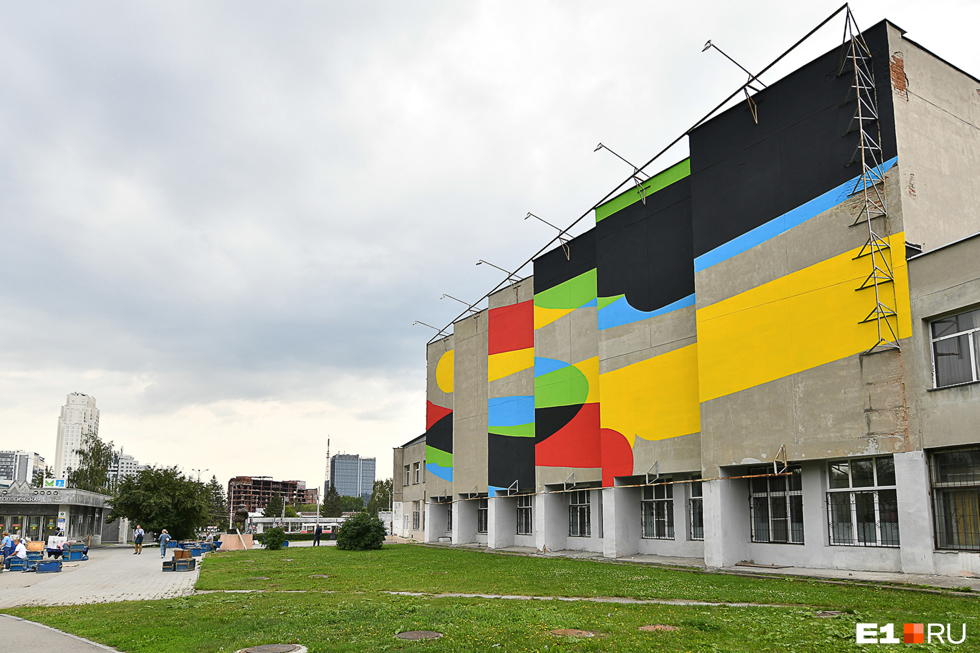 Фасад бывшего СИНХа развлекает посетителей ярмарки художников, которая много лет назад переехала сюда с проспекта Ленина