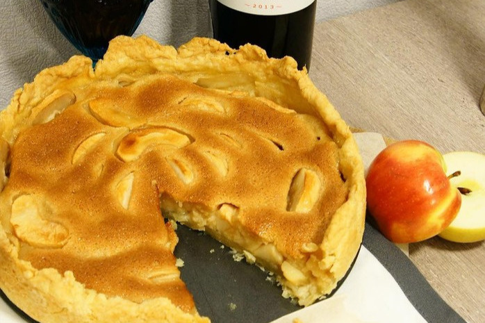 Карамельная заливка только украшает пирог, основной вкус ему дают, конечно же, яблоки