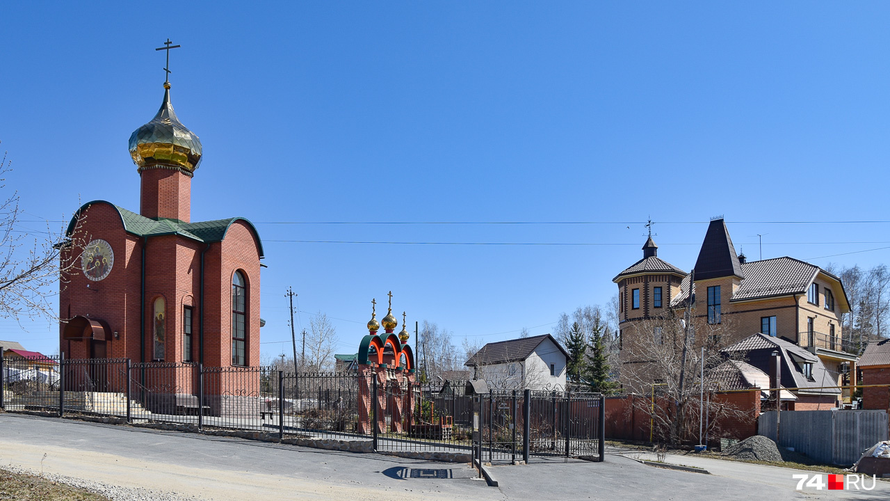 Церквушка в районе коттеджного поселка «Лесной» недалеко от станции Кисегач