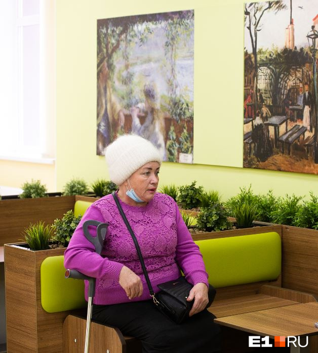 Пенсионерка из Нижнего Тагила Светлана Грибанова пришла выяснить, почему ее не могут прооперировать здесь, рядом с домом<br>