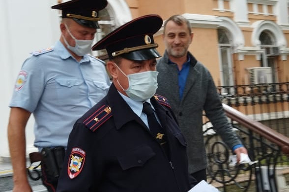 Журналиста поддерживают его друзья и коллеги по цеху Журналиста поддерживают его друзья и коллеги по цеху