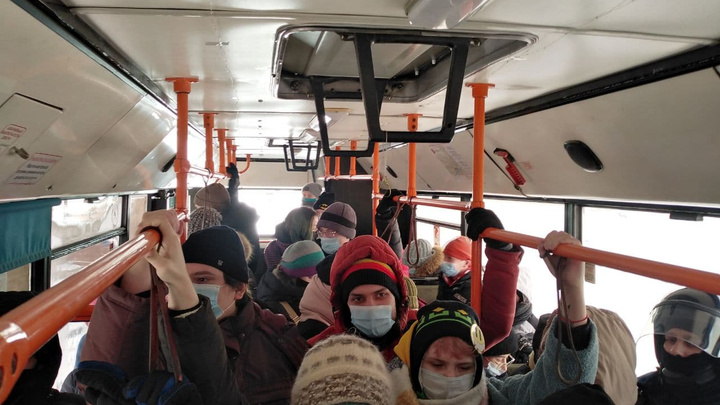 В Красноярске с БКЗ задержанных погрузили в 3 автобуса и везут в разные отделы полиции