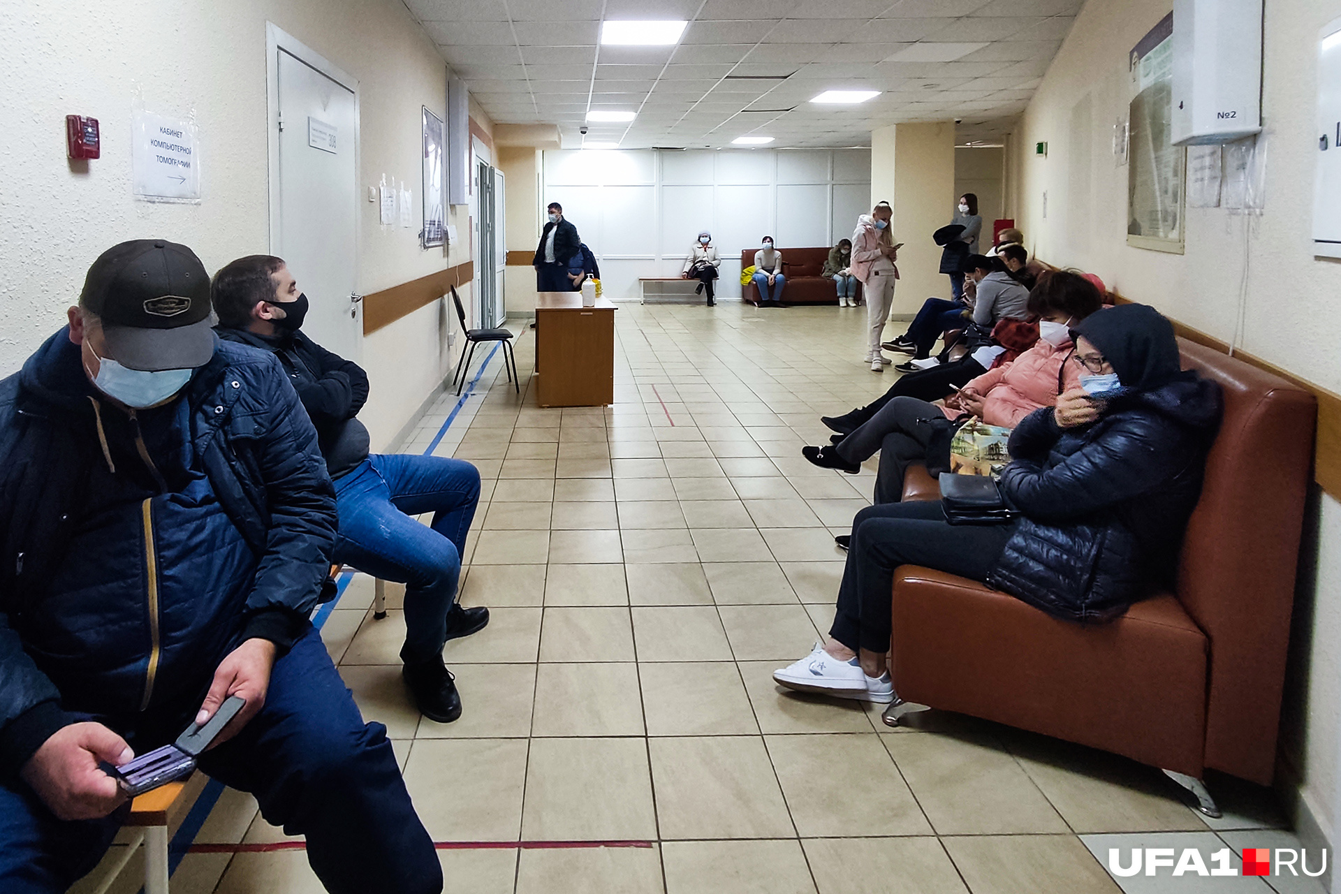 Больные коронавирусом и пациенты, пришедшие на прием, сидят в одном коридоре Больные коронавирусом и пациенты, пришедшие на прием, сидят в одном коридоре