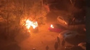 Во дворе дома в Ленинском районе вспыхнула машина — обгорел человек