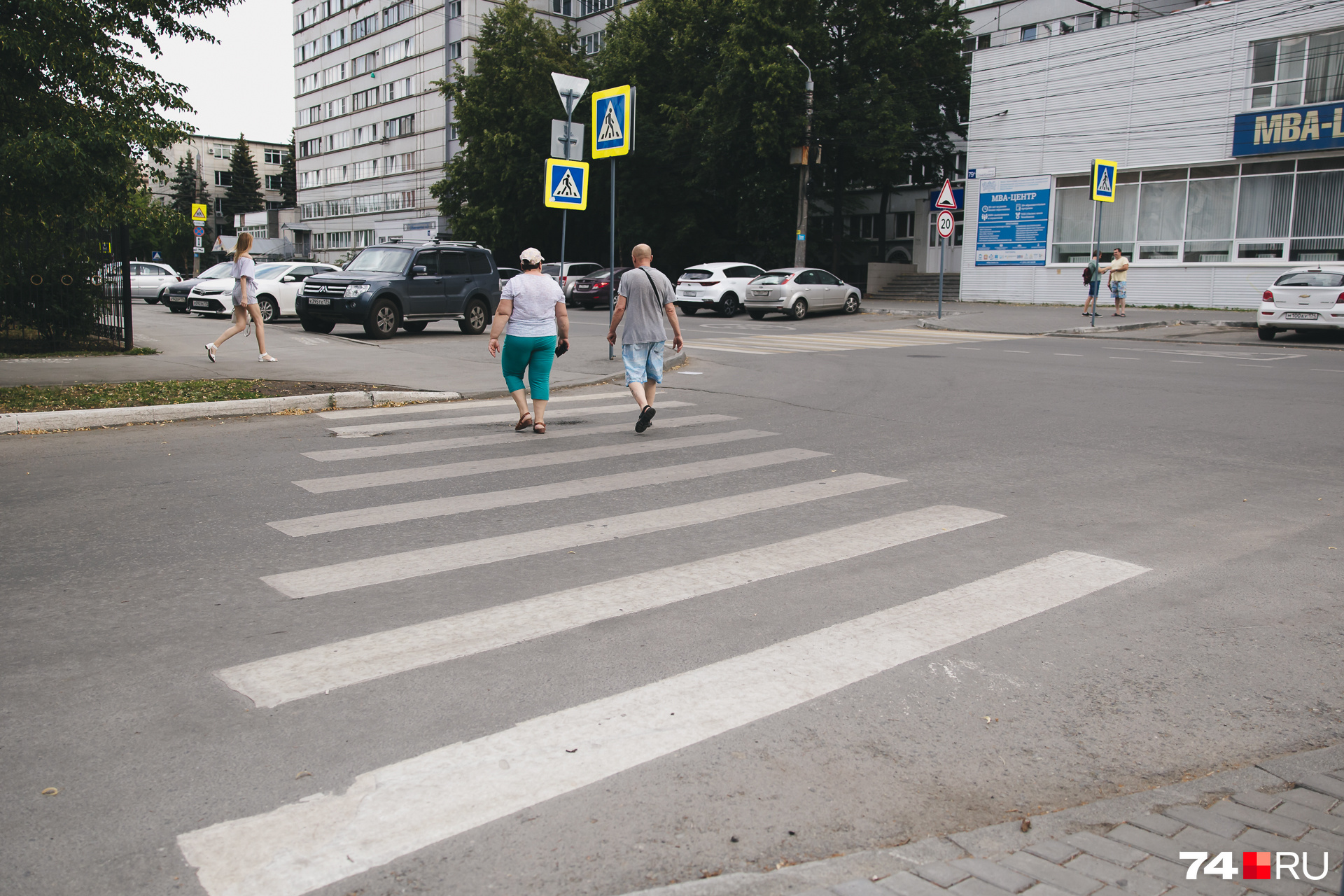Пешеходник есть, но чтобы пройти по нему, придется сделать крюк Пешеходник есть, но чтобы пройти по нему, придется сделать крюк