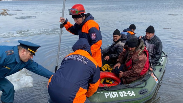 В Красноярском крае спасатели эвакуировали со льдины 15 рыбаков 