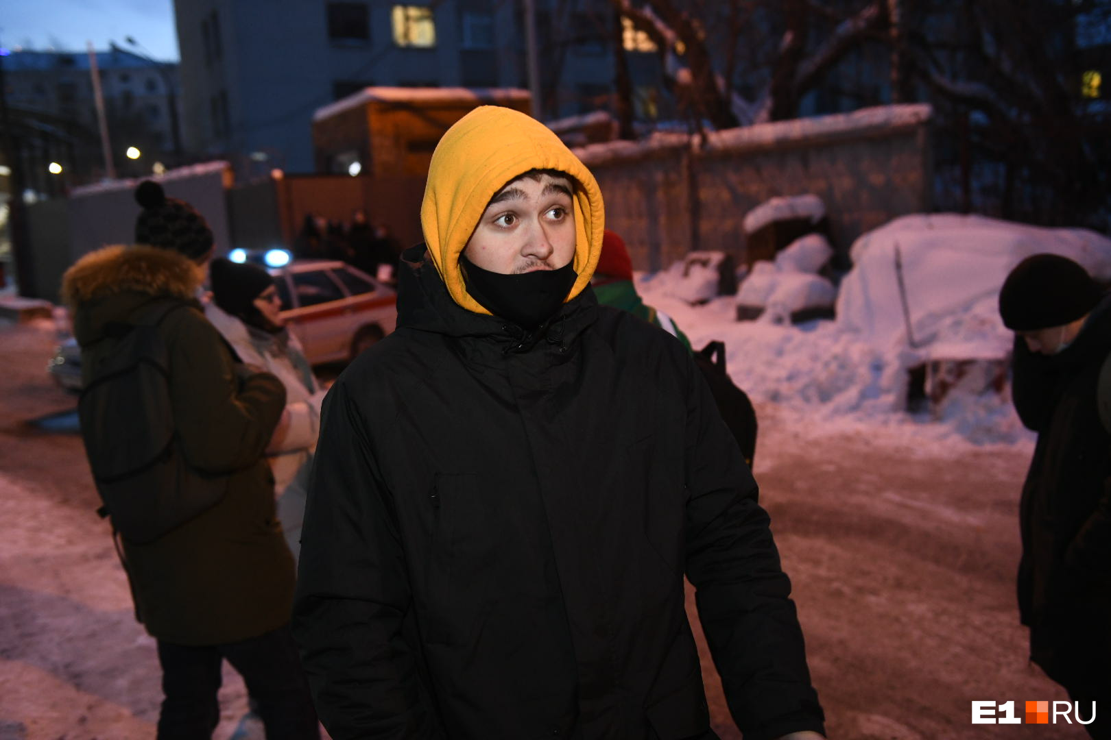Станислав утверждает, что не был участником митинга. Но суд признал его виновным и назначил 30 часов обязательных работ