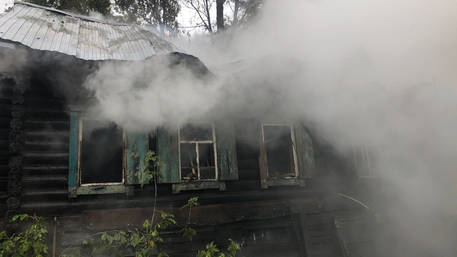 В Железнодорожном районе загорелся частный дом — в пожаре погибла женщина