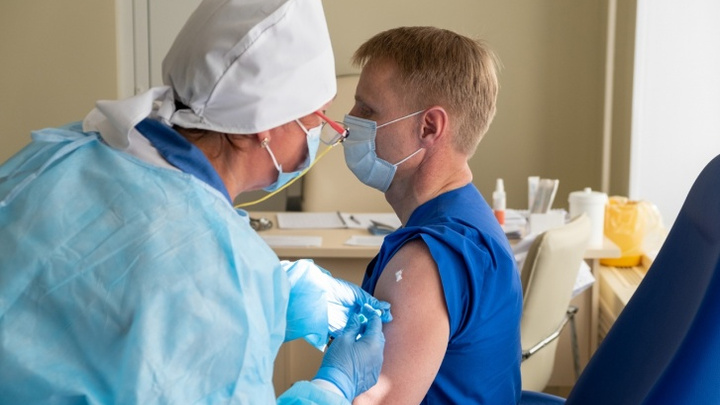 В Челябинской области началась подготовка к вакцинации от гриппа. Что делать тем, кто не успел привиться от ковида
