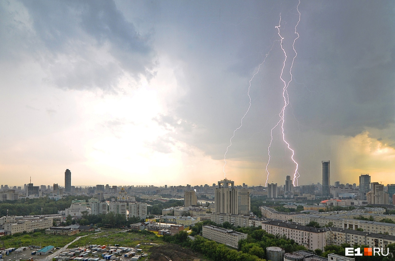 Екатеринбургский фотограф запечатлел небо во время грозы