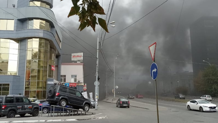 Вся улица в дыму: в Екатеринбурге на Малышева вспыхнул крупный пожар