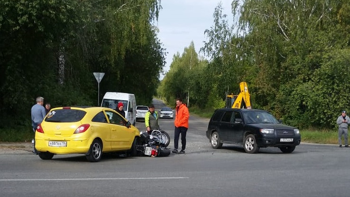 В Екатеринбурге рядом с кладбищем легковушка снесла мотоцикл. Байкер в больнице