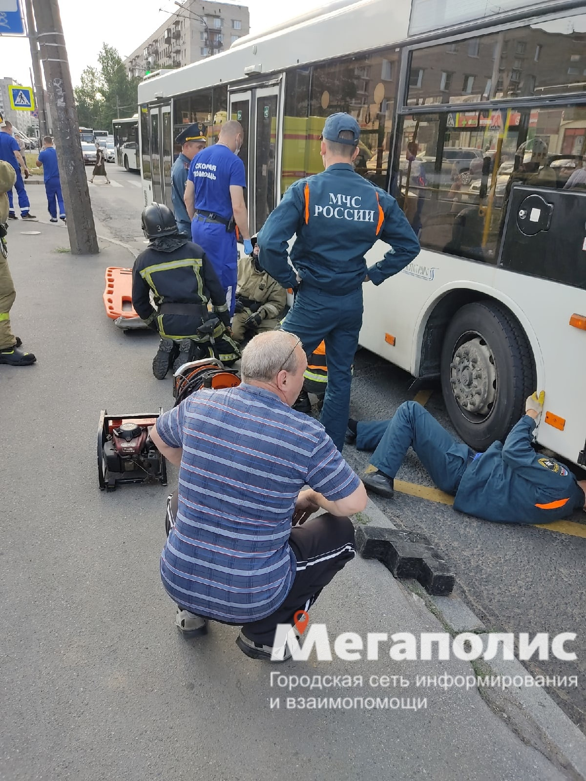 На юго-западе Петербурга девушка попала под автобус. Камера показала, как  он доехал с ней до остановки - 30 июня 2021 - ФОНТАНКА.ру