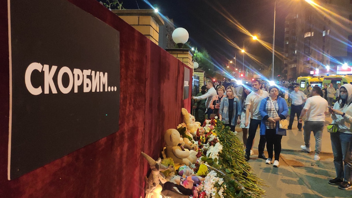 Тысячи людей пришли проститься с погибшими к школе в Казани. NN.RU побывал на месте событий