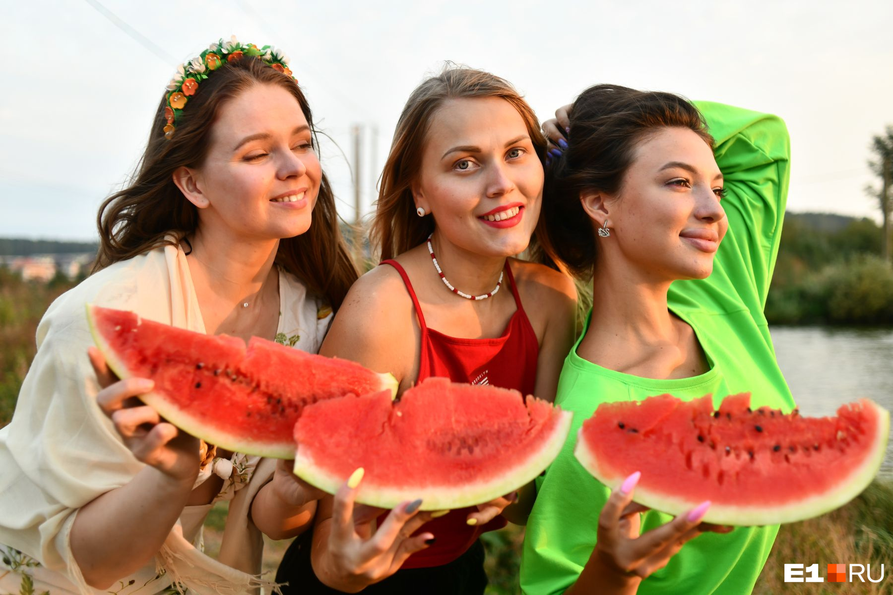 День показывать. Фотосессия с арбузом. Арбузное настроение. З августа день арбуза. Три ;женщины и арбузы.