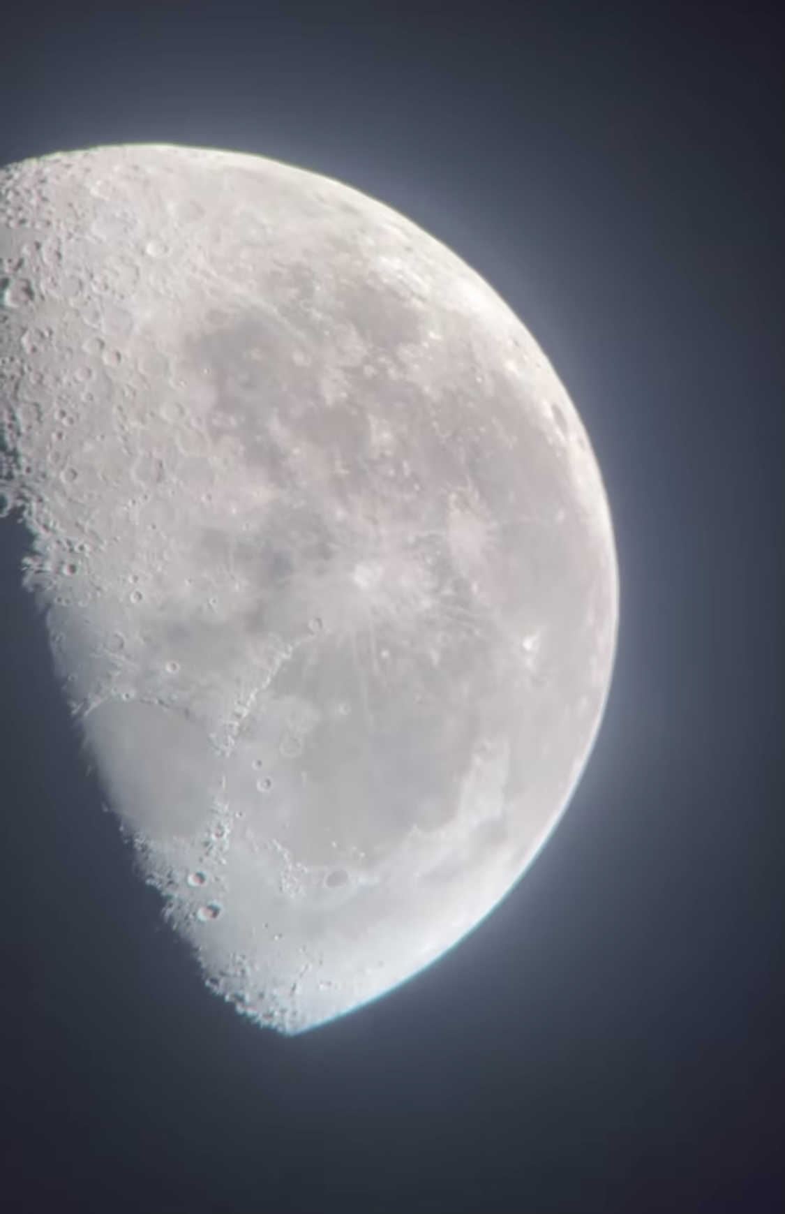 Так выглядит Луна в телескопе