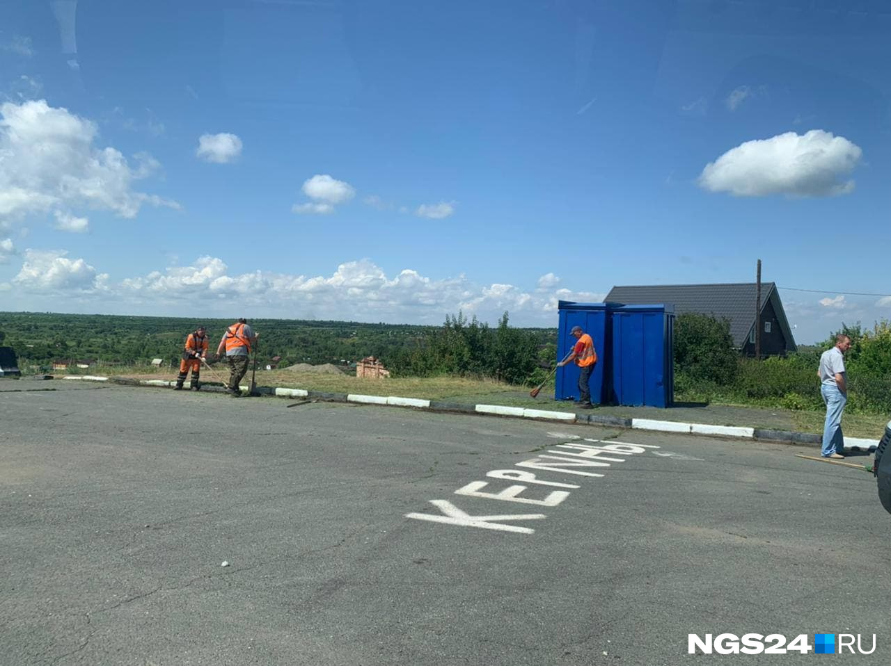 Сегодня у туалетов у Братского моста много рабочих Сегодня у туалетов у Братского моста много рабочих