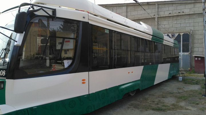 В Челябинске отмыли новый трамвай за 35 миллионов, разрисованный вандалами