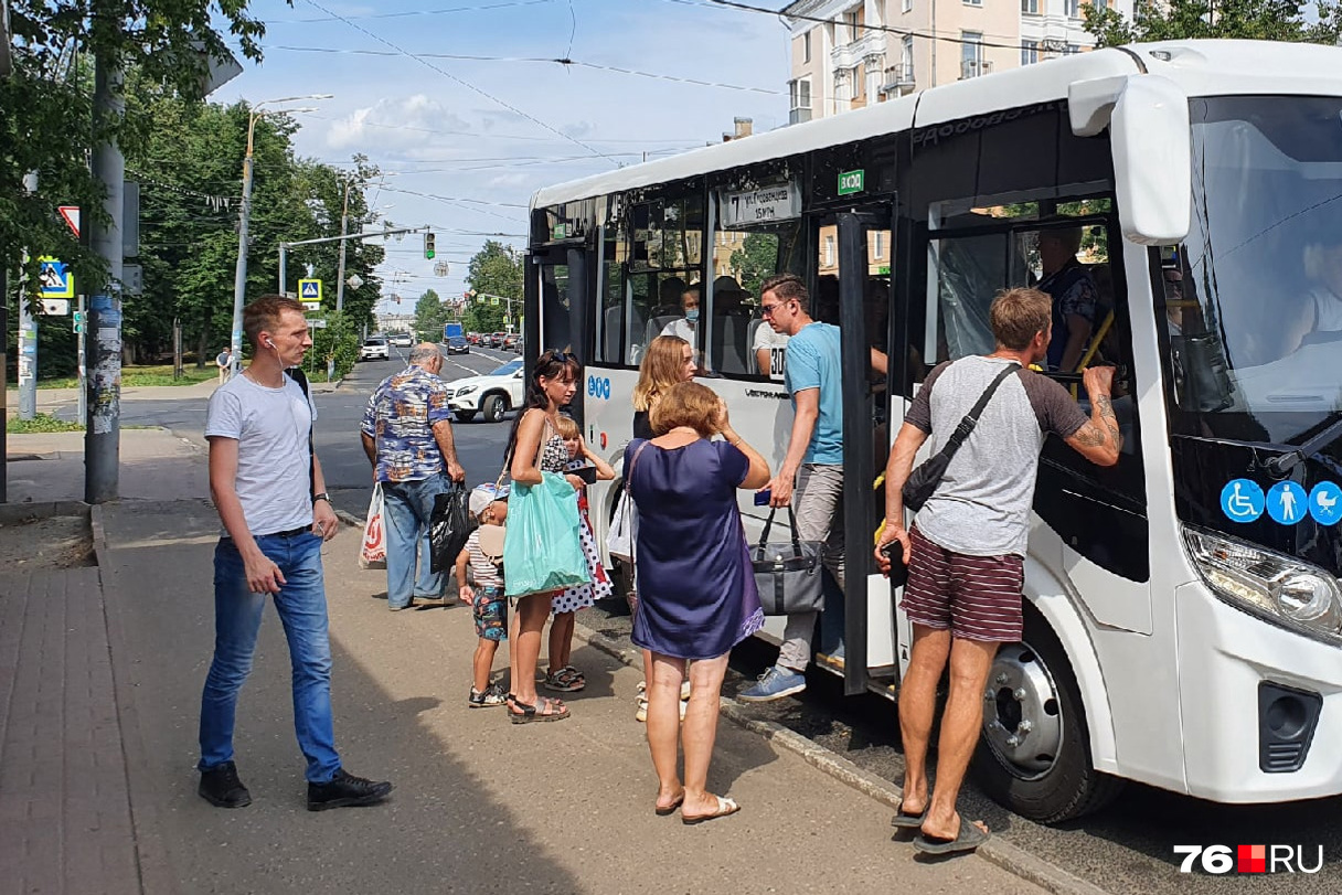 2021 транспорт. Поездка в общественном транспорте. Автобус 232 Ярославль. Кондуктор автобуса давка. Общественный транспорт Ярославль.