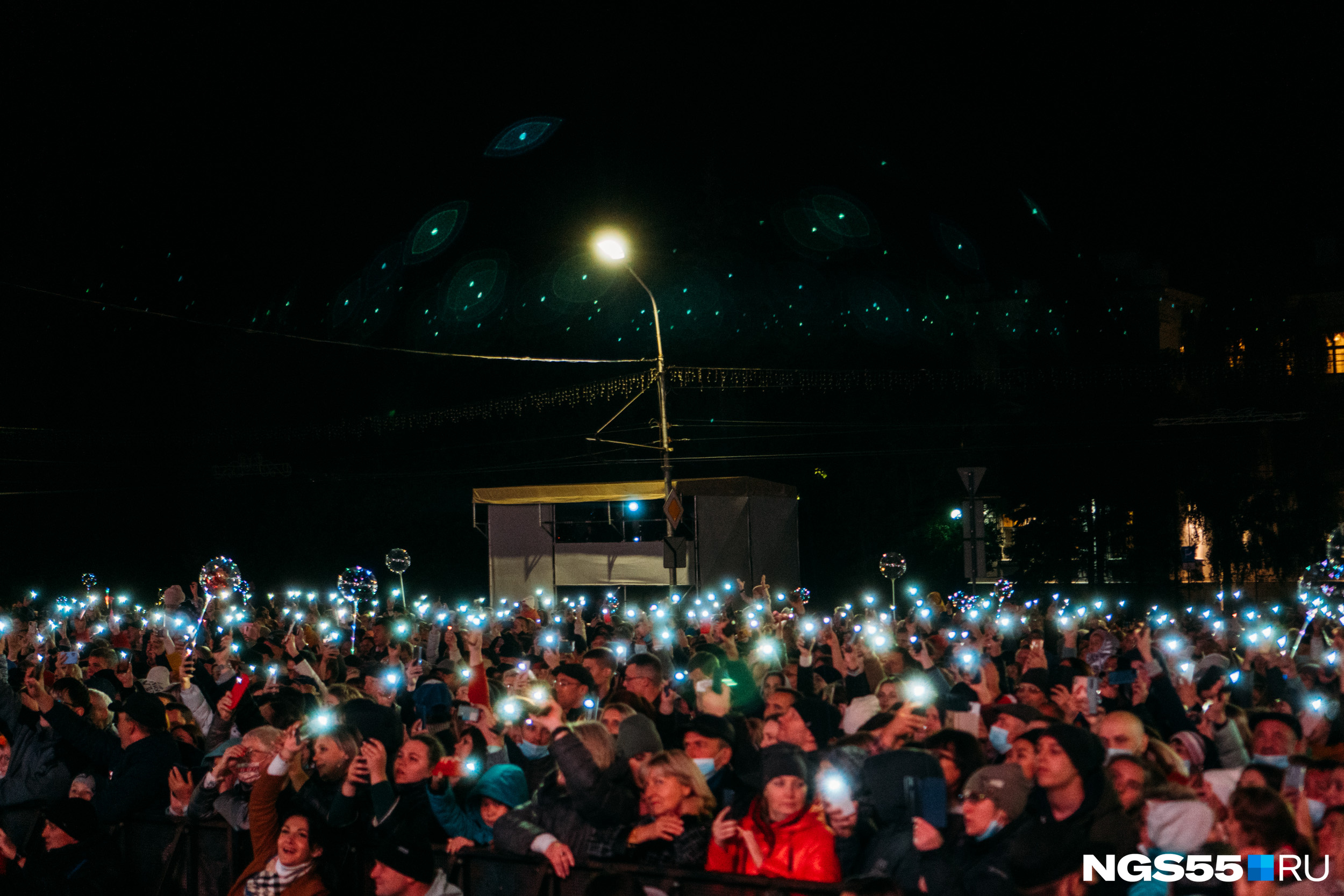 Омичи зажигали фонарики на телефонах по просьбе певца — вспышки причудливо отражались над толпой зрителей