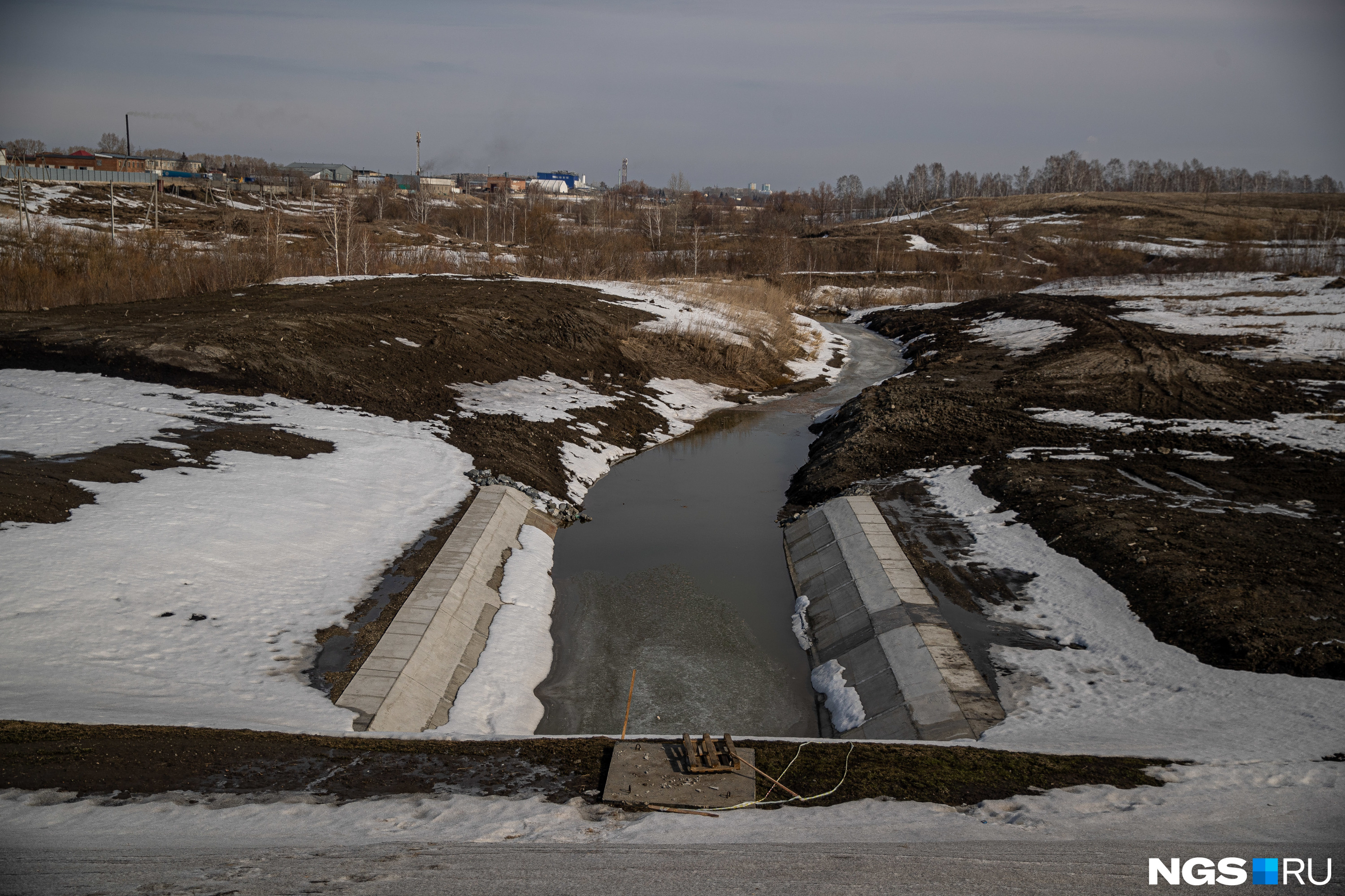 Несмотря на то что река Тула кажется маленькой, весной уровень воды поднимается, а течение несет ветки, мусор, льдины. Всё это увеличивает нагрузку на сооружение