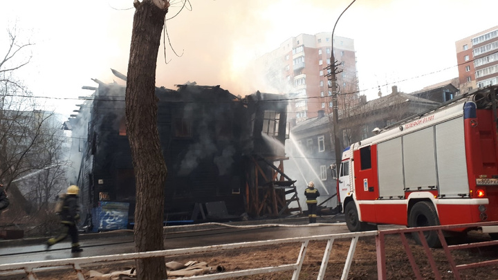В Архангельске тушат дом Брагина: в МЧС сообщили, что пожар уже не угрожает другим домам