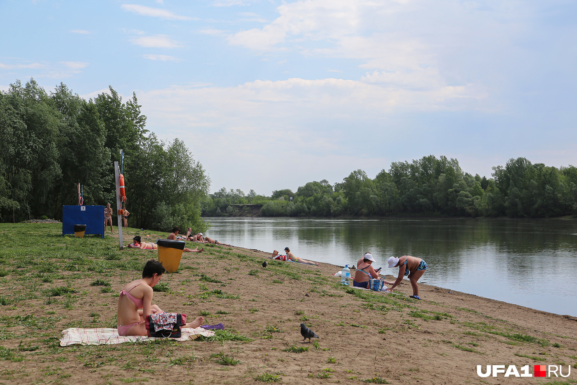 У воды сидели молодые девушки и бабушки с внуками У воды сидели молодые девушки и бабушки с внуками