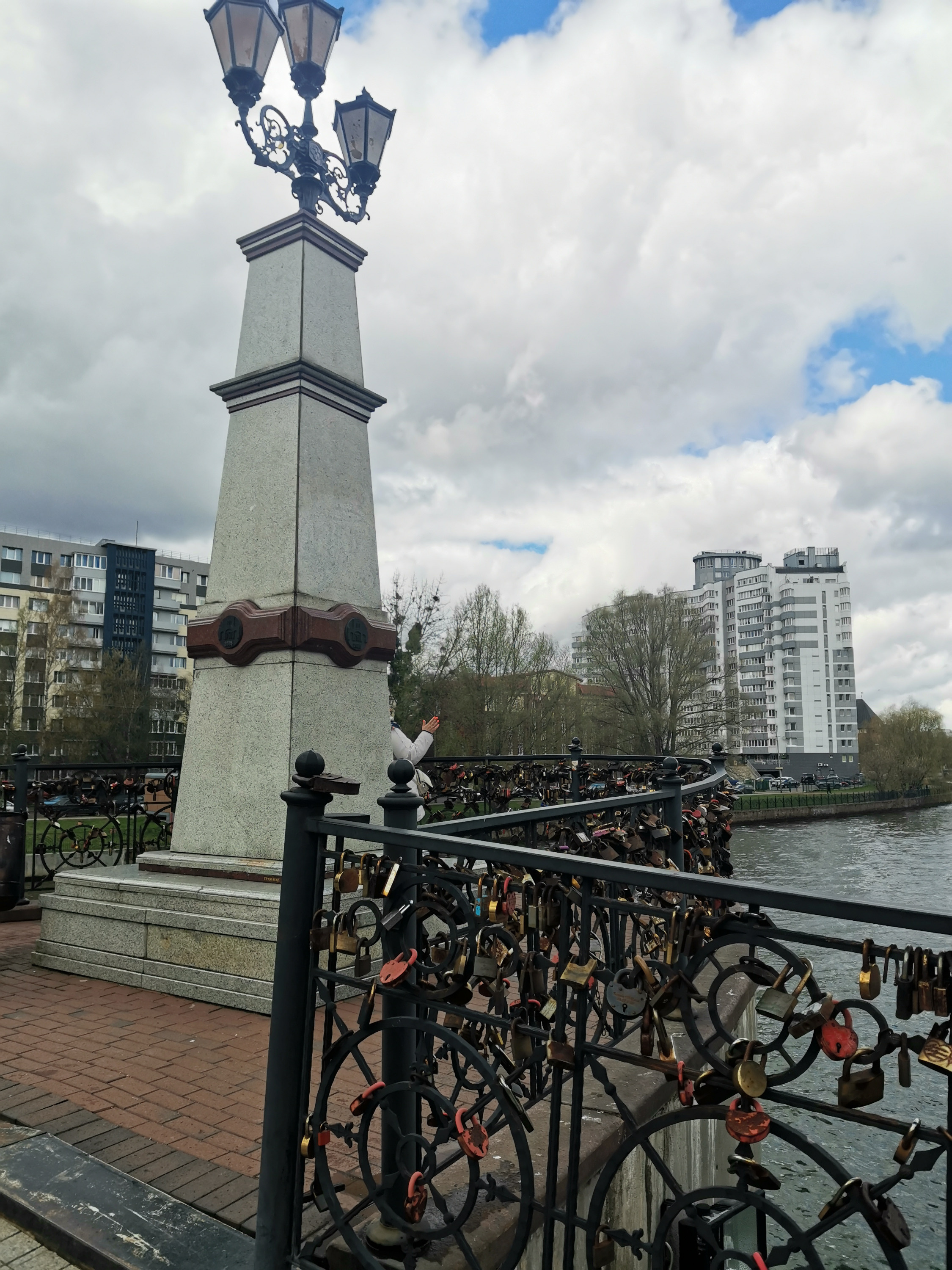 Ограждения мостов облюбовали для символических замочков и жители Калининграда