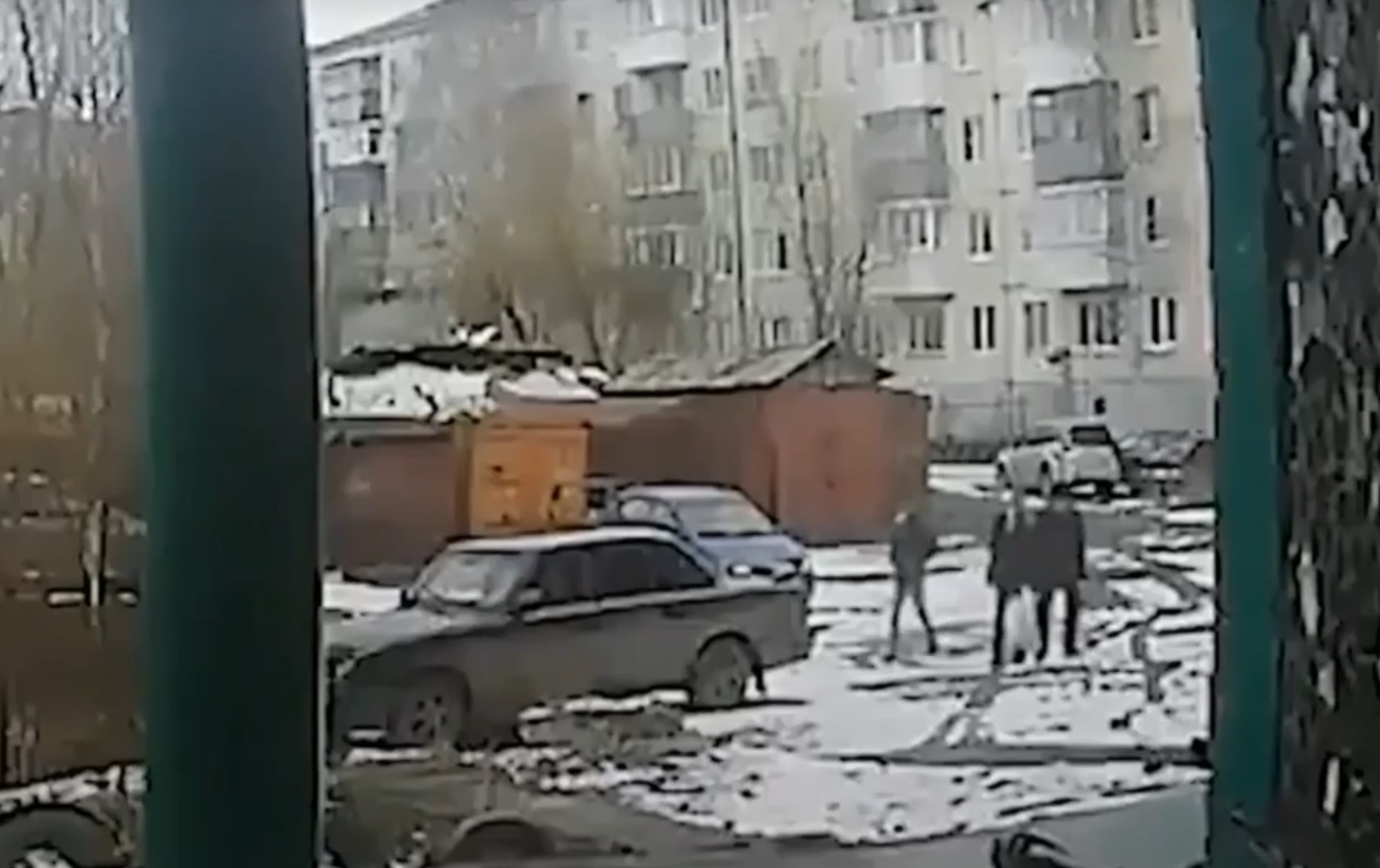 На скриншоте — момент перед тем, как на мужчину с пакетом напали сзади и ударили<br> На скриншоте — момент перед тем, как на мужчину с пакетом напали сзади и ударили<br>
