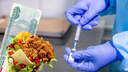 Бонусы за прививку: кому в Новосибирске платят деньги за вакцинацию против ковида, а кого кормят