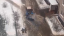 «Он сам в ней тонет»: в Ярославле трактор пытался убрать гигантскую лужу щеткой. Видео