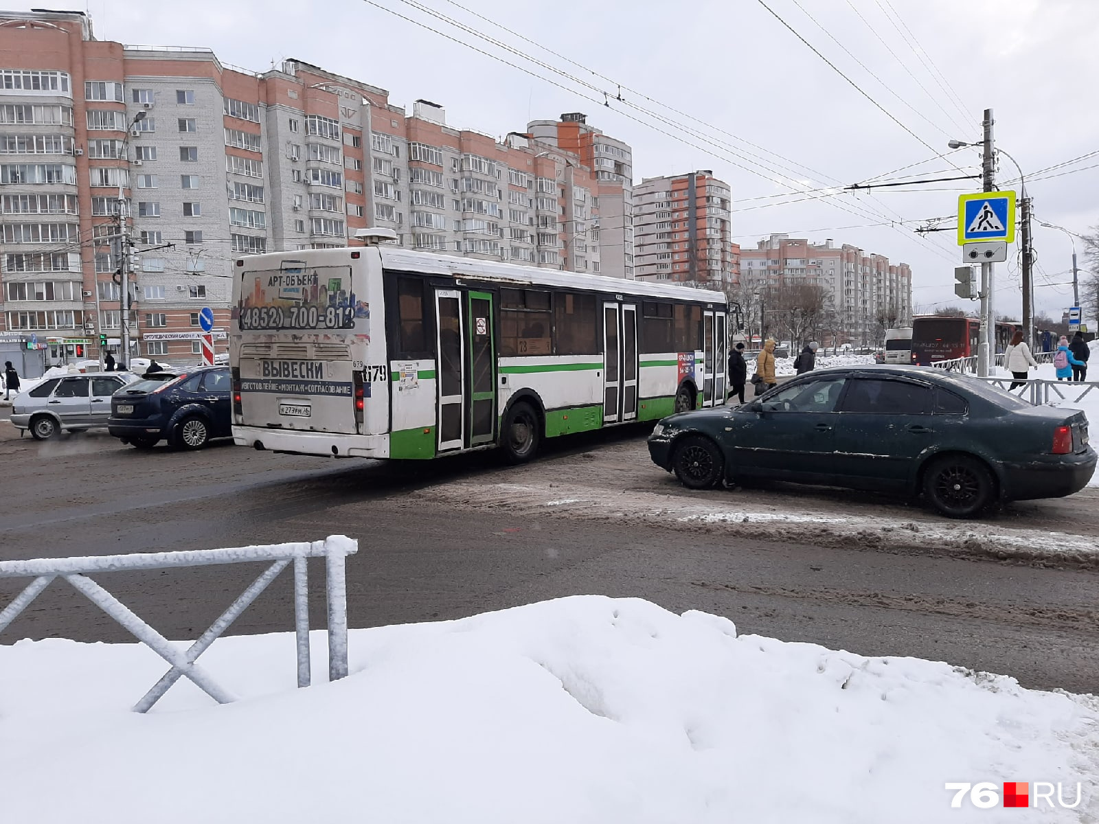 Устав стоять в заторах, водители, конечно, пытаются побыстрее проскочить светофоры. И порой это приводит вот к такому: автобус переехал перекресток с Панина, но уперся в пешеходный переход, загородив задней частью проезд машинам на перпендикулярной дороге Устав стоять в заторах, водители, конечно, пытаются побыстрее проскочить светофоры. И порой это приводит вот к такому: автобус переехал перекресток с Панина, но уперся в пешеходный переход, загородив задней частью проезд машинам на перпендикулярной дороге
