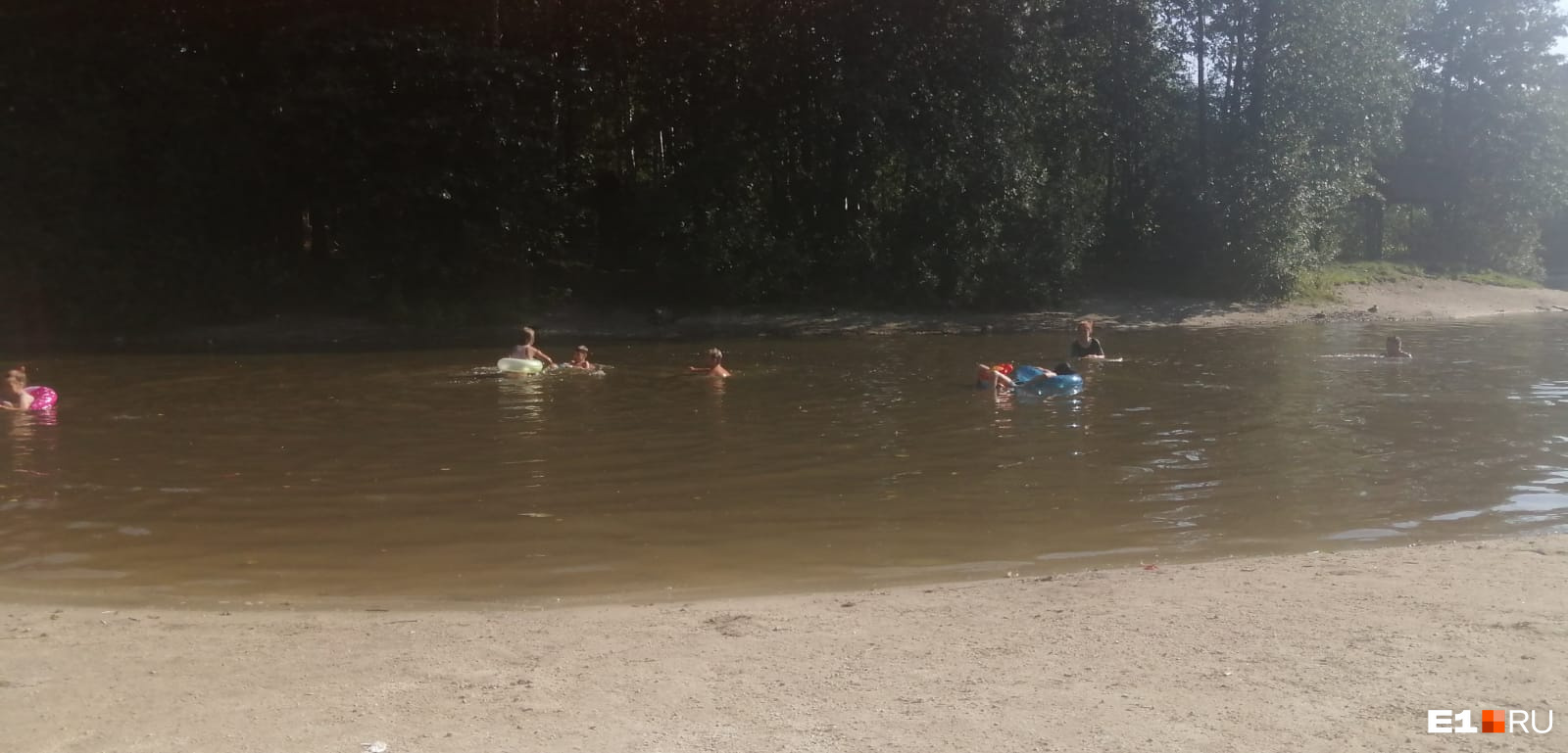 Дети продолжают купаться в озере