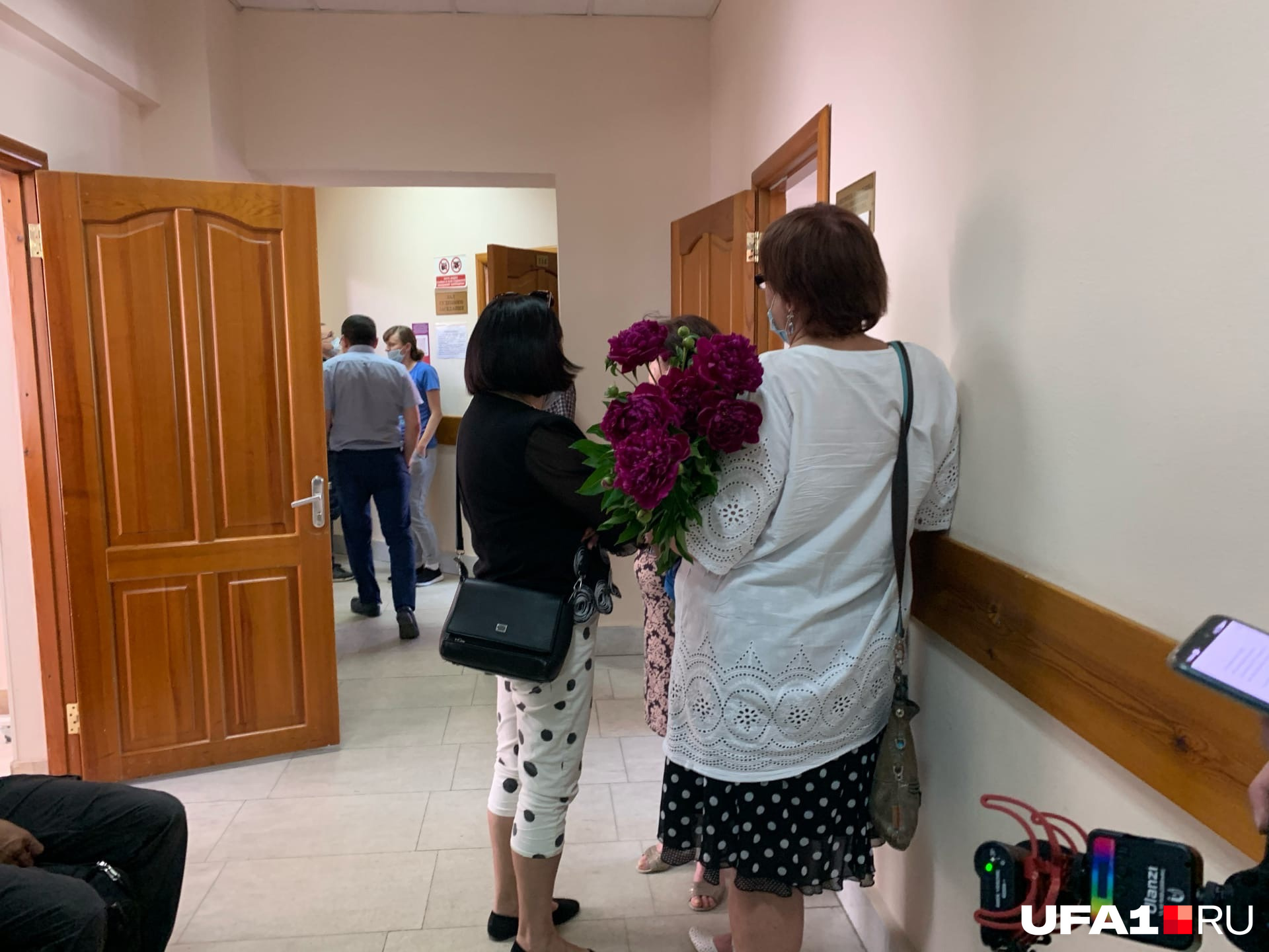 Общественники принесли цветы Рамиле Саитовой, но вручить букет не смогли