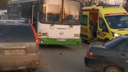 В Ярославле рейсовый автобус столкнулся с легковушкой: двое пострадали. Видео
