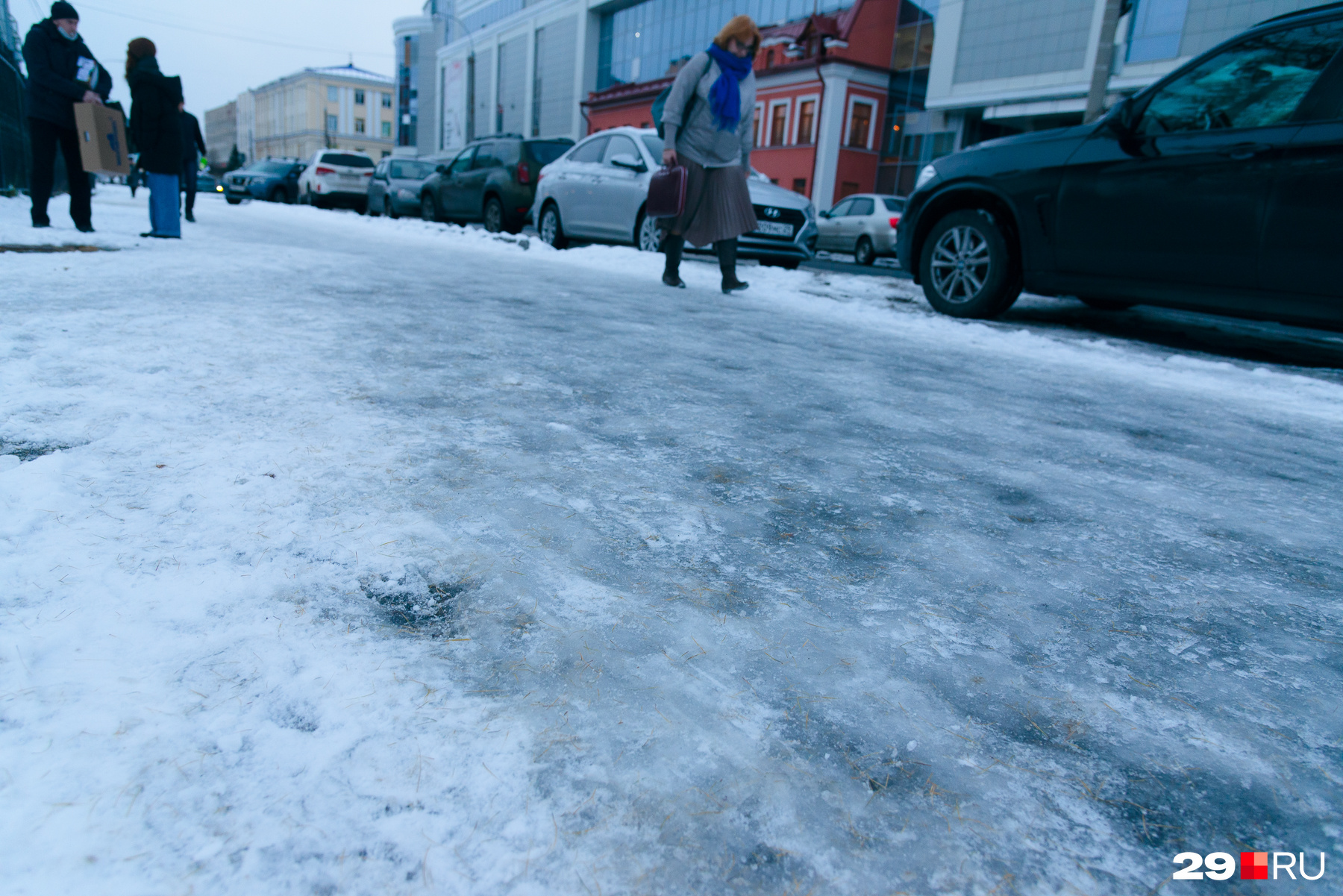 Людям приходится ходить по краю тротуаров — там, где снег