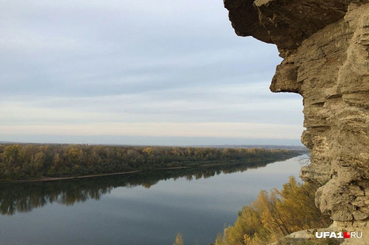Висячий камень у реки Белой считается излюбленным местом для романтических прогулок