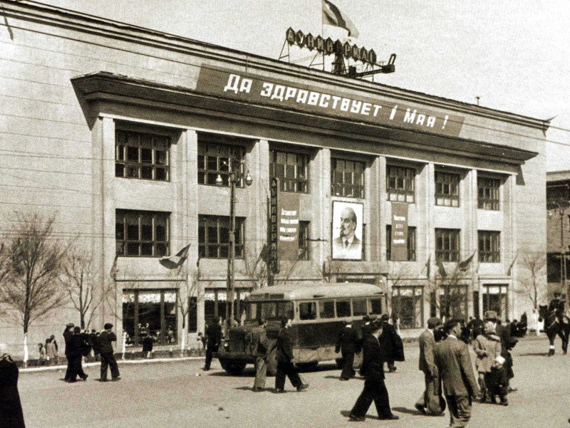 В 1955 году здесь был областной универмаг, торговавший всем подряд В 1955 году здесь был областной универмаг, торговавший всем подряд