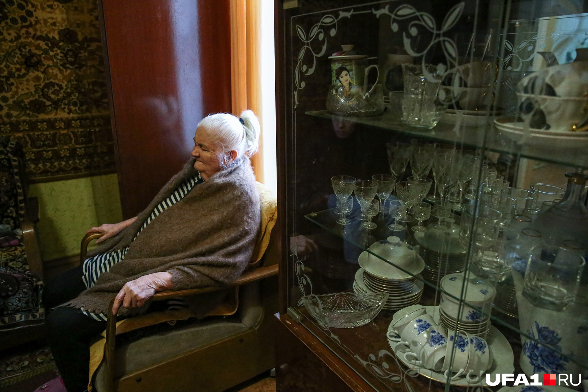 Пенсионерка, несмотря на условия, старается создавать уют Пенсионерка, несмотря на условия, старается создавать уют